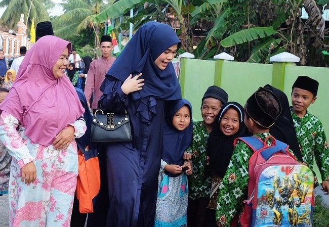 Sebelum menjadi anggota DPD, Jialyka ktif dalam kegiatan sosial. Pada foto ini misalnya, tampil dengan hijab biru donker, dia baru saja mengikuti pengajian di sebuah desa dan bercengkrama dengan warga sekitar. Foto: instagram @jialyka.maharani