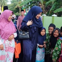 Sebelum menjadi anggota DPD, Jialyka ktif dalam kegiatan sosial. Pada foto ini misalnya, tampil dengan hijab biru donker, dia baru saja mengikuti pengajian di sebuah desa dan bercengkrama dengan warga sekitar. Foto: instagram @jialyka.maharani
