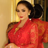 KD yang mewakili dapil (daerah pemilihan) Jawa Timur V, Malang Raya, ini menyempurnakan gayanya dengan selendang batik. (Foto: Instagram/@KD)