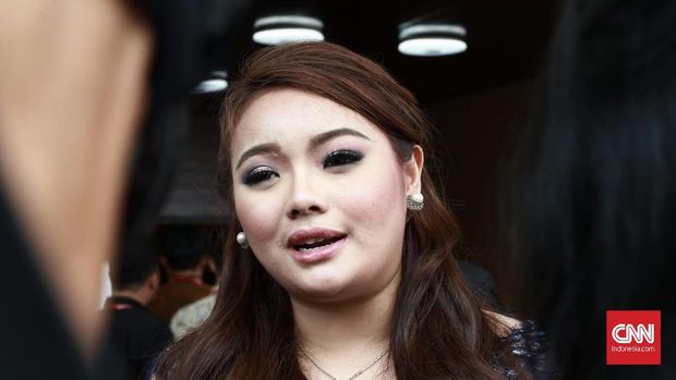 Hillary Brigitta Lasut jadi pimpinan sementara MPR, karena anggota termuda MPR Jialyka Maharani berasal dari fraksi DPD, fraksi yang sama dengan pimpinan semnetara MPR lainnya, Sabam Sirait.