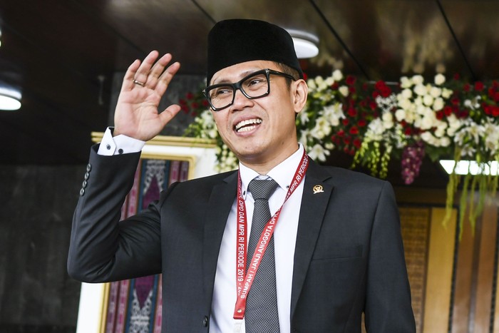 Komedian Eko Hendro Purnomo barpose sebelum mengikuti pelantikan Dewan Perwakilan Rakyat (DPR) periode 2019-2024 di Ruang Rapat Paripurna, Kompleks Parlemen, Senayan, Jakarta, Selasa (1/10/2019). Sebanyak 575 anggota DPR terpilih dan 136 orang anggota DPD terpilih diambil sumpahnya pada pelantikan tersebut. ANTARA FOTO/Galih Pradipta/pd.