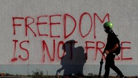 Aksi unjuk rasa kali ini digelar bertepatan dengan HUT ke-70 China. Ada beberapa tuntutan yang terus digaungkan oleh para demonstran adalah menuntut pemerintah Hong Kong menghentikan pembahasan RUU Ekstradisi, membebaskan ribuan aktivis yang ditangkap, menyelidiki dugaan kekerasan oleh polisi, mempertahankan janji satu negara dua sistem, dan meminta Carrie Lam mundur. Jorge Silva/Reuters.