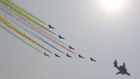 Pesawat-pesawat militer China terbang dalam formasi khusus dalam parade yang digelar di Alun-alun Tiananmen ini. Foto: REUTERS/Jason Lee