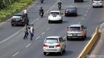 Duh Nekat, Warga Menyeberang Sembarangan di Jalan Sudirman