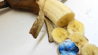 Meskipun buah pisang bertekstur lembek, tetapi tidak menjadi masalah bagi Hasan. Ia tetap mampu menghasilkan karya artistiknya. Foto: Hasan Kale