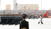 Parade militer besar-besaran digelar di Alun-alun Tiananmen untuk memperingati 70 tahun berdirinya Republik Rakyat China yang jatuh pada 1 Oktober ini. (REUTERS/Thomas Peter)