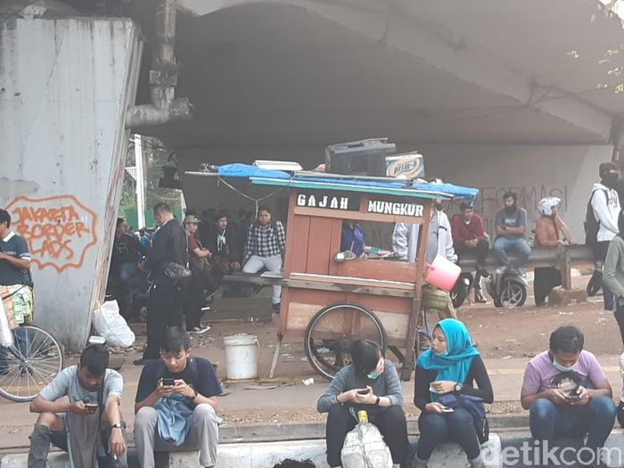 Foto: Pedagang Mi Ayam di Tengah Demo Mahasiswa (Achmad Dwi Afriyadi/detikcom) Foto: Pedagang Mi Ayam di Tengah Demo Mahasiswa (Achmad Dwi Afriyadi/detikcom)