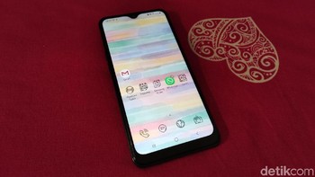 Samsung Galaxy A10s harganya Rp 1,899 juta dengan 3 kamera dan layar 6,2 inchi. Baterainya 4.000 mAh dan prosesor Octa Core dengan RAm 3 GB/ ROM 32 GB. (Aisyah Kamaliah/detikINET)