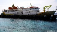 Ya, bongkahan besi tersebut ialah kapal perintis yang berlabuh di Pulau Miangas.