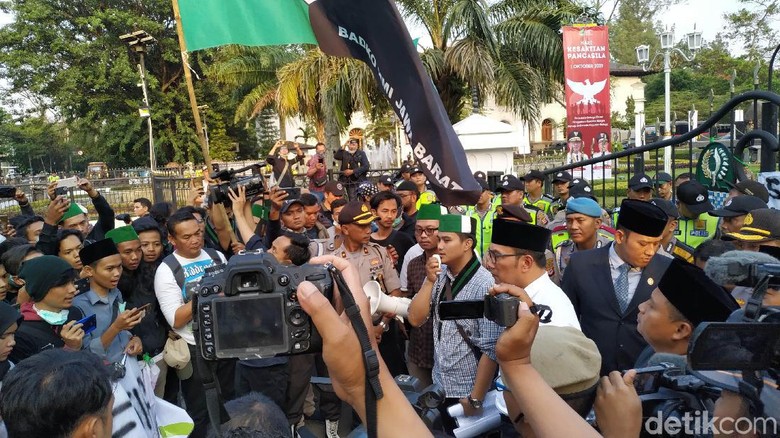 Temui Massa HMI, Ridwan Kamil Janji Sampaikan Aspirasi ke Pusat Temui Massa HMI, Ridwan Kamil Janji Sampaikan Aspirasi ke Pusat