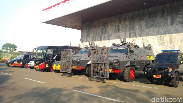 Jelang Pelantikan Anggota DPR, Kendaraan Taktis Disiagakan