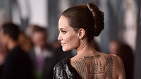 Ia pun menunjukkan tato di bagian punggungnya lewat dress tersebut. Alberto E. Rodriguez/Getty Images for Disney