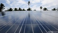 Penampakan tumpukan panel surya di kawasan Miangas.