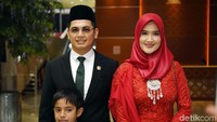 Tommy Kurniawan dan Lisya Nurrahmi serta anaknya saat ditemui usai pelantikan di Gedung DPR RI pada Selasa (1/10). Pool/Noel/detikFoto.