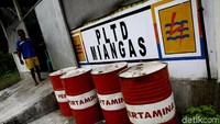 Ada dua pembangkit yang diandalkan warga Miangas yakni pembangkit listrik tenaga sampah (PLTS) dan pembangkit listrik tenaga diesel (PLTD).