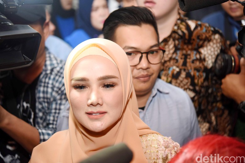 Mulan Jameela Posting Dikirimi Kacamata Gucci, KPK Ingatkan soal Etika Mulan Jameela Posting Dikirimi Kacamata Gucci, KPK Ingatkan soal Etika