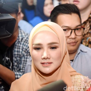 Kerja di DPR, Mulan Jameela Pakai Hijab ala Anak Madrasah Kerja di DPR, Mulan Jameela Pakai Hijab ala Anak Madrasah