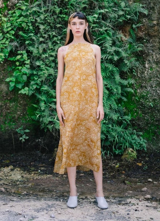 Jika sudah punya atasan andalan, Anda bisa mempertimbangkan rok batik ini sebagai bawahannya. Rok ini lebih unik karena hadir dengan aksen layering.  Oemah Etnik Green Gendis batik skirt ini dijual Rp 479 ribu. Foto: Tokopedia