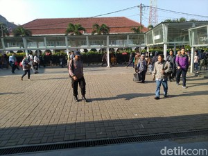 Jelang Demo BEM SI di DPR, Polisi Berjaga di Stasiun Bogor