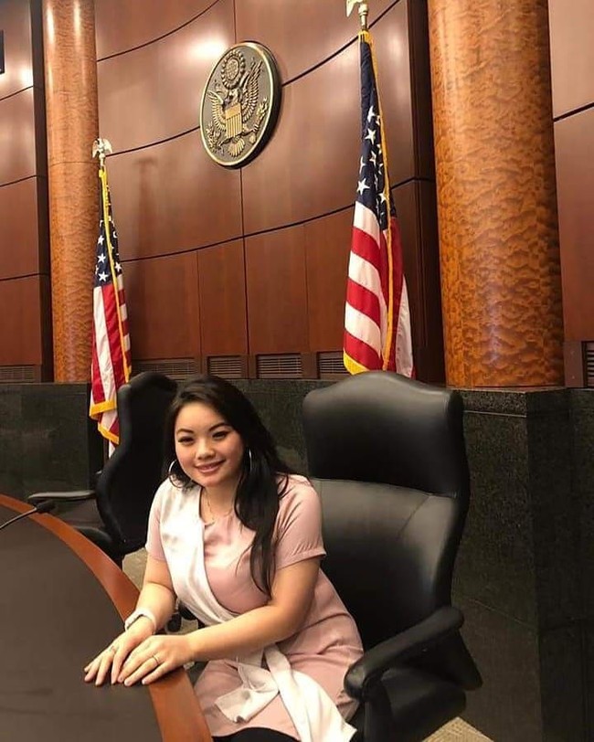 Sebagai anggota parlemen termuda, pemilik nama lengkap Hillary Brigitta Lasut itu bersama Abdul Wahab Dalimunthe akan memimpin sidang paripurna pelantikan anggota DPR/MPR, Selasa (1/10/2019).  Foto: Instagram @hillarylasut