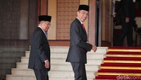 Jokowi dan JK tiba di gedung DPR. Sebelumnya Jokowi menghadiri peringatan Hari Kesaktian Pancasila di Lubang Buaya.
