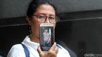 Wajah-wajah Cemas Ortu Pelajar Yang Ditangkap Saat Demo