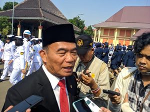 Mendikbud: Perusuh Bercelana Abu-abu Bukan Siswa, Baju Dibuka Ada Tatonya