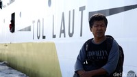Begitu tiba di pelabuhan Miangas, suara klakson kapal akan menggema ke seluruh pulau. Masyarakat bergegas keluar rumah untuk menyambut kapal.