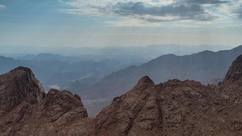 Pembangunan kota futuristik ini telah dimulai. Sekelompok buldoser saat ini sedang bekerja membuat terowongan menembus pegunungan. Foto: Neom