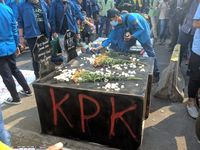 Massa di DPR Bawa 'Kuburan', Protes UU KPK Baru-Tewasnya Mahasiswa Kendari