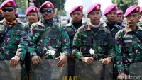 Tak hanya polisi, sejumlah anggota TNI turut mendapat bunga beragam warna dari para mahasiswa tersebut.