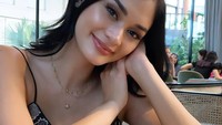 Bukti lain kalau Pia doyan kopi. Katanya ia sedang coffee date. Siapa ya yang beruntung menemani Pia? Foto: Instagram piawurtzbach