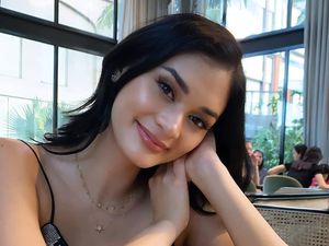 Gaya Ngopi Pia Wurtzbach, Miss Universe 2015 yang Liburan di Bali