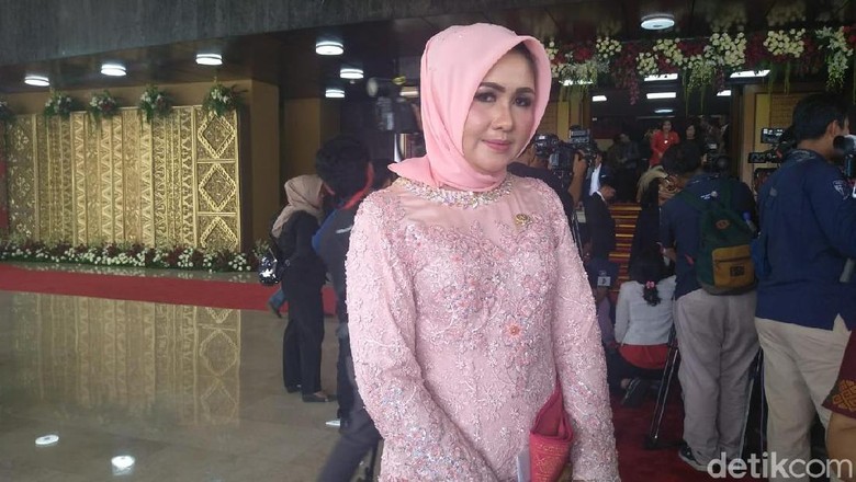 Evi Kelewat Cantik Bawa Keluarga Saat Kecelakaan di Cipularang Evi Kelewat Cantik Bawa Keluarga Saat Kecelakaan di Cipularang
