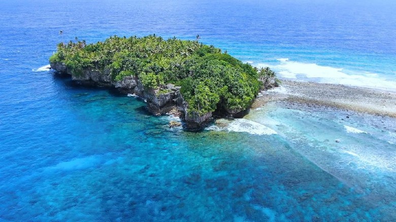 Tanjung Wora, Tempat Presiden Jokowi Basuh Muka di Pulau Miangas Tanjung Wora adalah pulau kecil di ujung pulau Miangas, Sulawesi Utara, kini menjadi magnet bagi wisatawan. Tanjung ini menjadi populer setelah orang nomor satu di Indonesia membasuh mukanya di tempat ini, kini disebut juga tanjung Jokowi.
detikcom bersama Bank BRI mengadakan program Tapal Batas yang mengulas perkembangan infrastruktur, ekonomi, hingga wisata di beberapa wilayah terdepan. Untuk mengetahui informasi dari pulau-pulau terdepan Indonesia, ikuti terus berita tentang Tapal Batas di tapalbatas.detik.com!