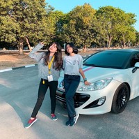 Baru-baru ini aksi demo yang dilakukan mahasiswi Surabaya jadi viral di media sosial. Jika biasanya kebanyakan mahasiswa menggunakan sepeda motor bahkan menaiki truk untuk demo menyuarakan aspirasinya, mahasiswi bernama Gita Fitria Fernanda ini mengendarai mobil mewah. Foto: Instagram @ffernandafg