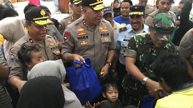 Hari Pertama Menjabat, Kapolda Papua Beri Bantuan ke Pengungsi Wamena
