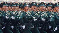 Personel militer dari Tentara Pembebasan Rakyat (PLA) -- sebutan resmi untuk militer China -- melakukan formasi barisan dalam parade besar-besaran ini. Foto: REUTERS/Thomas Peter