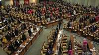 Sebanyak 285 anggota Dewan hadir.