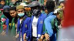 Salam Damai Bunga dari Mahasiswa untuk Polisi -TNI di DPR