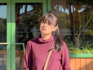 Gaya Santuy Mahasiswi Cantik Viral karena Demo Bawa Mobil Mewah di Surabaya
