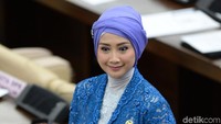 Desy Ratnasari diusung oleh PAN dapil Jawa Barat IV. Ia baru saja dipilih menjadi Ketua DPW PAN Jawa Barat. Antara Foto/Galih Pradipta