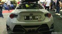 Supercar dengan basis Toyota FT86 ini dimodifikasi dengan balutan bodykit besutan Karma. Selain itu, pada bagian atapnya terpasang sebuah box berdimensi panjang keluaran Thule. Foto: Luthfi Anshori/detikOto