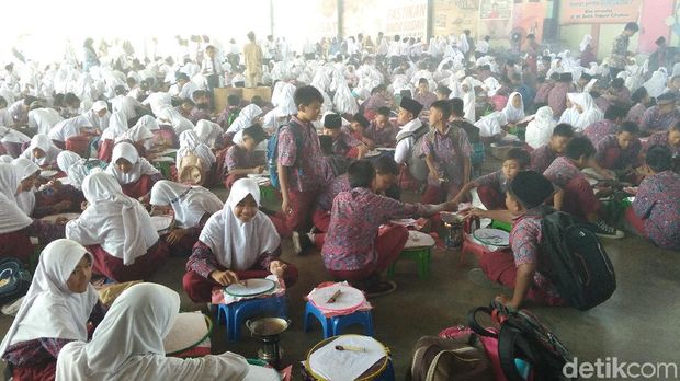 Jelang Hari Batik, 2.832 Pelajar Cirebon Membatik Bersama