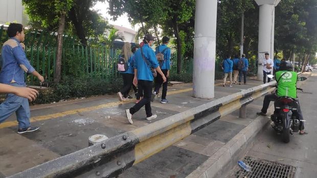 Massa Mahasiswa dan Pelajar Bergerak dari JCC ke Depan DPR