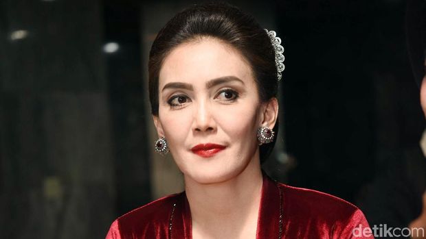 Rieke Diah Pitaloka Rieke Diah Pitaloka saat ditemui di gedung DPR.