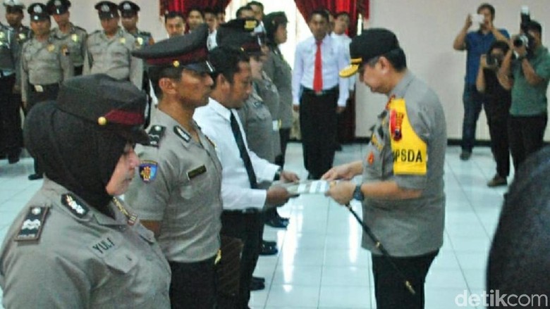 7 Polisi Korban Lemparan Batu Saat Demo di DPRD Solo Terima Penghargaan 7 Polisi Korban Lemparan Batu Saat Demo di DPRD Solo Terima Penghargaan