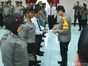 7 Polisi Korban Lemparan Batu Saat Demo di DPRD Solo Terima Penghargaan