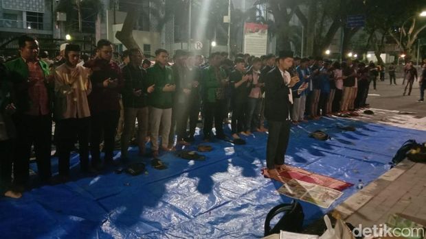  Seratusan mahasiswa menggelar doa bersama dan salat gaib di depan gedung DPRD Sumut, Selasa (1/10/2019)