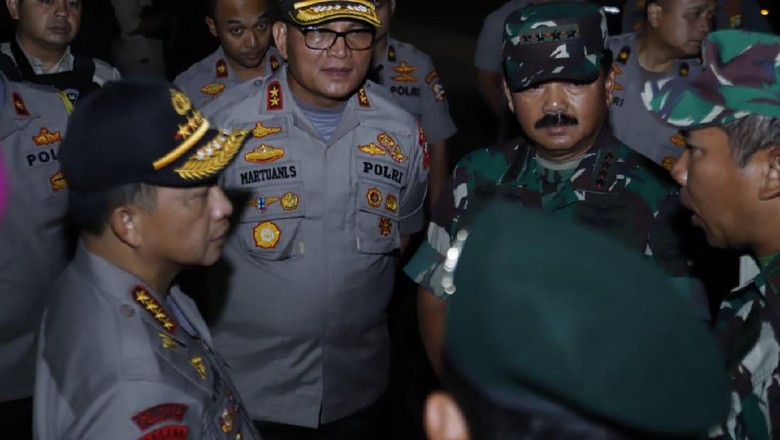 Panglima TNI dan Kapolri Tinjau Gedung DPR Usai Demo Ricuh Panglima TNI dan Kapolri Tinjau Gedung DPR Usai Demo Ricuh